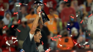 Brady, Buccaneers receive super-sized Super Bowl rings