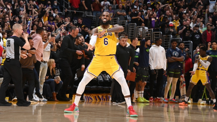 Lakers beat Warriors, Heat burns Knicks to take NBA series leads