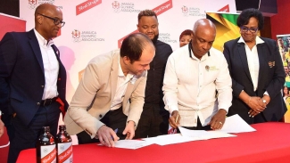 Red Stripe and Jamaica Olympic Association signs partnership.