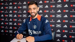 Fernandes signs new Man Utd contract with &#039;best moments still to come&#039;