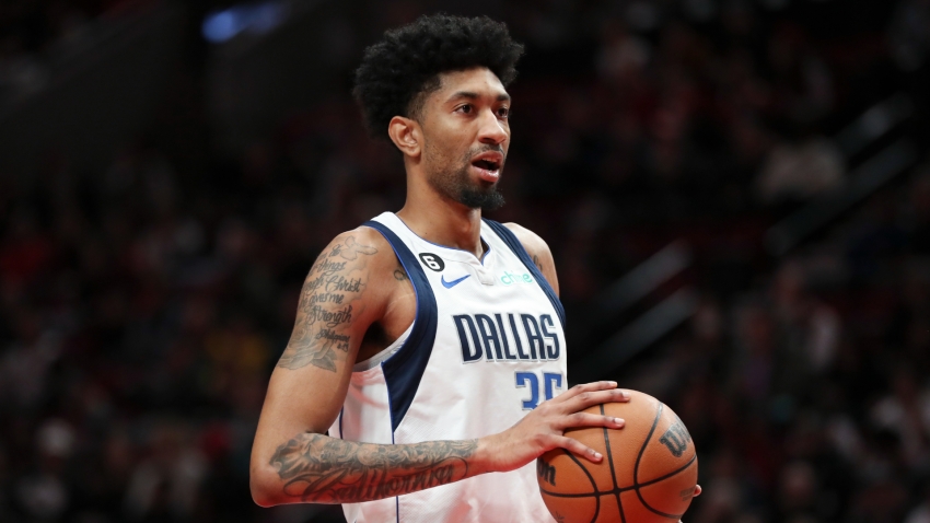 Mavericks&#039; Wood out at least a week after suffering fractured thumb