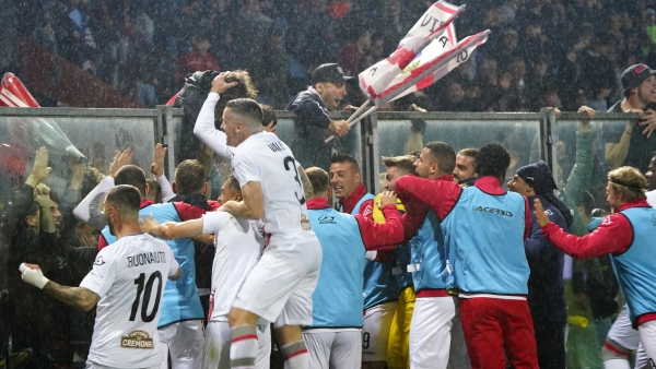 Lecce en Cremonese promoveren op de laatste enerverende dag naar de Serie A
