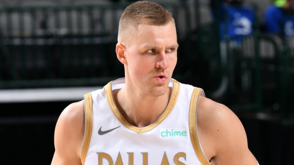 Porzingis exits Mavericks win early with knee soreness worry