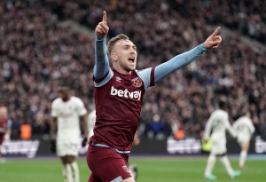 Late goals earn West Ham win over lacklustre Manchester United
