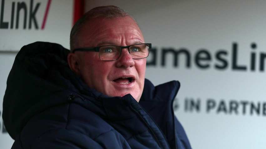 Steve Evans slams Stevenage defending as Carlisle nick late point