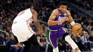 Giannis leaves in first quarter of Bucks win after clash of knees