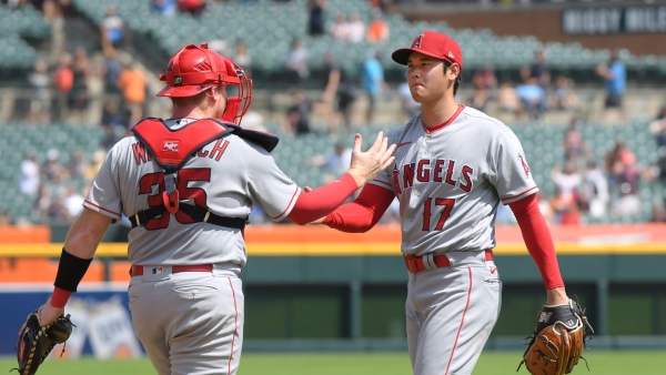 Shohei Ohtani throws 1-hit shutout and hits 2 HRs day after Angels