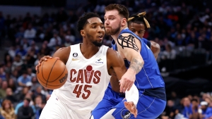 Mitchell inspires Cavaliers to fine road win over Mavericks, Curry injured as Warriors beaten