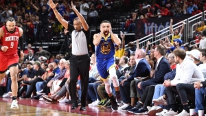 Curry&#039;s late 3-point barrage lifts Warriors over Rockets