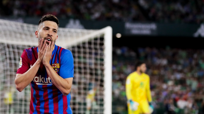 Alba urges Barcelona fight amid financial problems