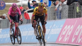 Geraint Thomas keeps Giro lead ahead of decisive mountain time trial