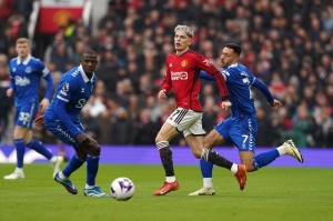 Penalty double helps Manchester United edge past Everton at Old Trafford