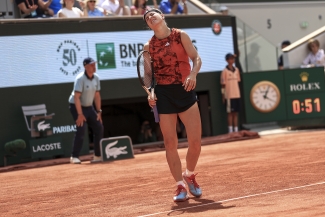 Iga Swiatek digs deep to beat Karolina Muchova and win third French Open title