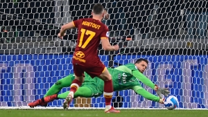 Juventus 1-0 Roma: Szczesny saves Bianconeri amid spot-kick controversy