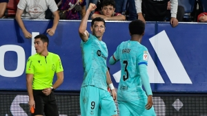 Barcelona snatch late win at Osasuna through Robert Lewandowski penalty