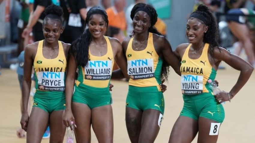 Jamaica&#039;s quartet pose for a picture after topping their heat of the womne&#039;s 4x400m relays in Budapest, Hungary on Saturday.
