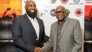 Dawkins (l) shakes hands with JaBA President Paulton Gordon after he was appointed  technical director of Jamaica&#039;s U17 Basketball Programme.