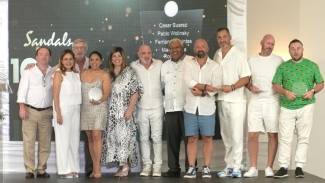 Gary Sadler (fifth left) share a photo opportunity with the winning Argentina teams.