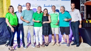 Arlenes Garcia (left), director of sales and marketing for Latin America; Sandal’s national manager of golf sales Jake Coldiron (second left), and Jonathan Newnham, director of golf operations at Sandals Golf and Country Club, share a photo opportunity with the winning team from Uruguay led by Jorge Andres Elissalde (fourth left) at Sandals Ochi Beach resort recently.