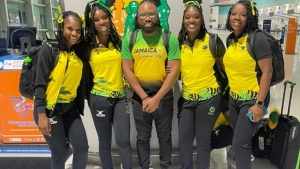 Tiffany Langley (left) and Zaudi Green (second left) share a photo opportunity with physiotherapist Offneil Lamont and teammates Shadine Bartley (second right) and Kestina Sturridge.