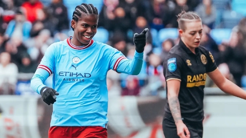 Bunny Shaw scored her 17th goal of the season in her side&#039;s 6-2 rout of West Ham.